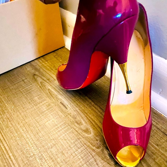 Gorgeous deep red Christian Louboutin peep toe heels. Size 39. - Picture 1 of 1